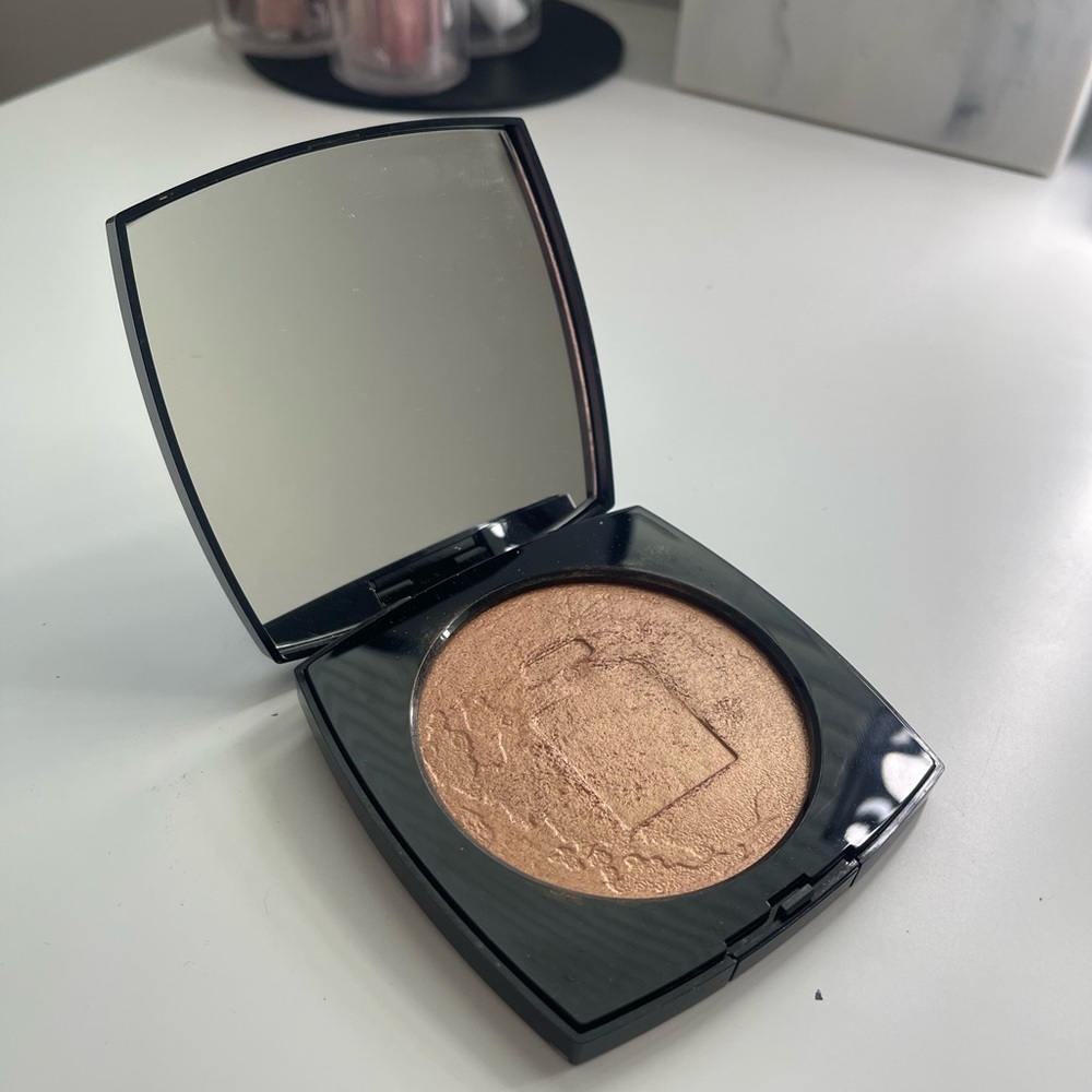 CHANEL Luminous Highlighter in Warm Gold